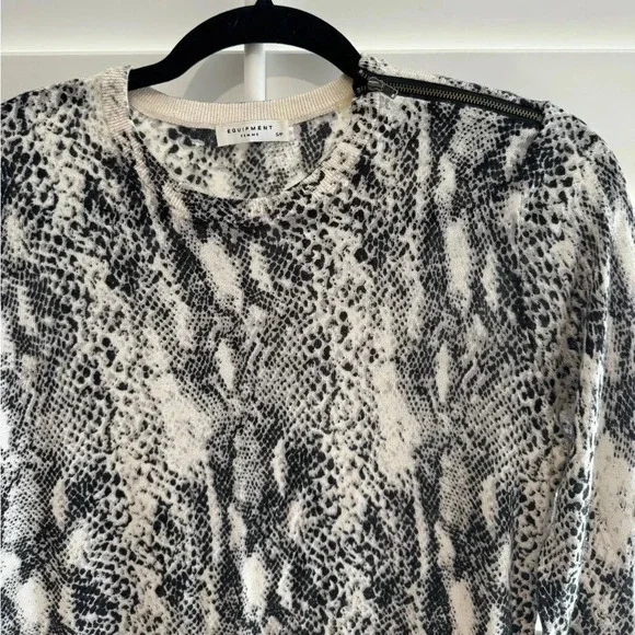 EQUIPMENT FEMME EUC Python Snake Print Cashmere Silk Crew Neck Sweater S - Picture 2 of 4